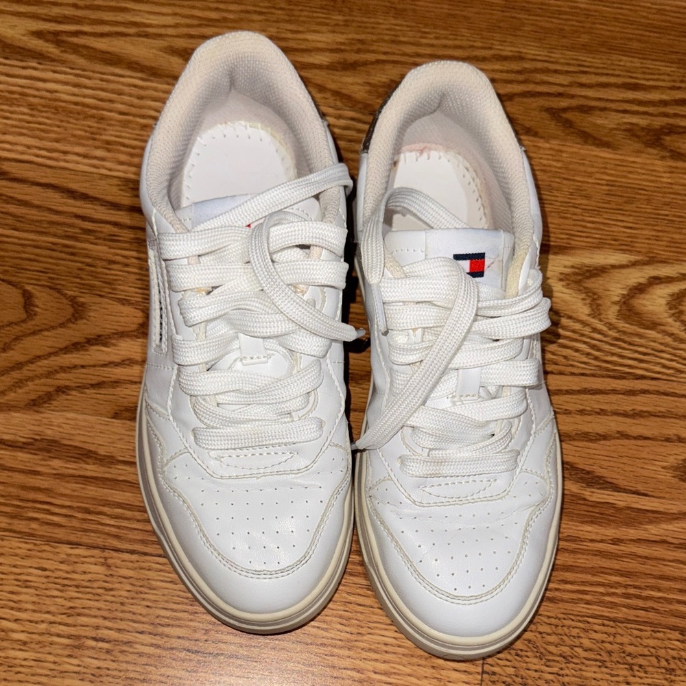 Tommy Hilfiger Off-White Leather Low-Top Sneakers with Flag Detail